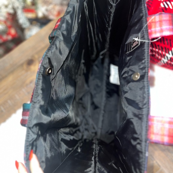 Victoria Secret Sherpa Tote & PINK Blanket Set - Picture 7 of 12